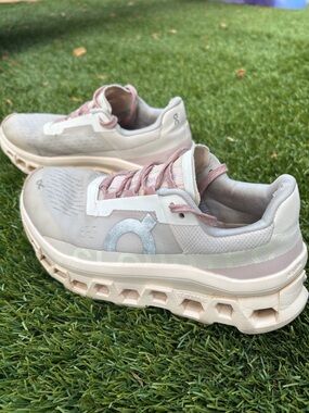 On Running women's sneakers in pink and cream